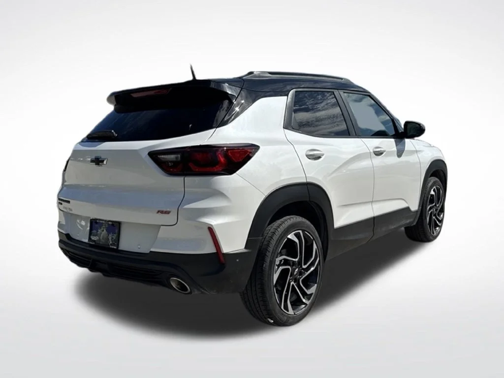 Used 2025 Pearl Chevrolet RS image 5