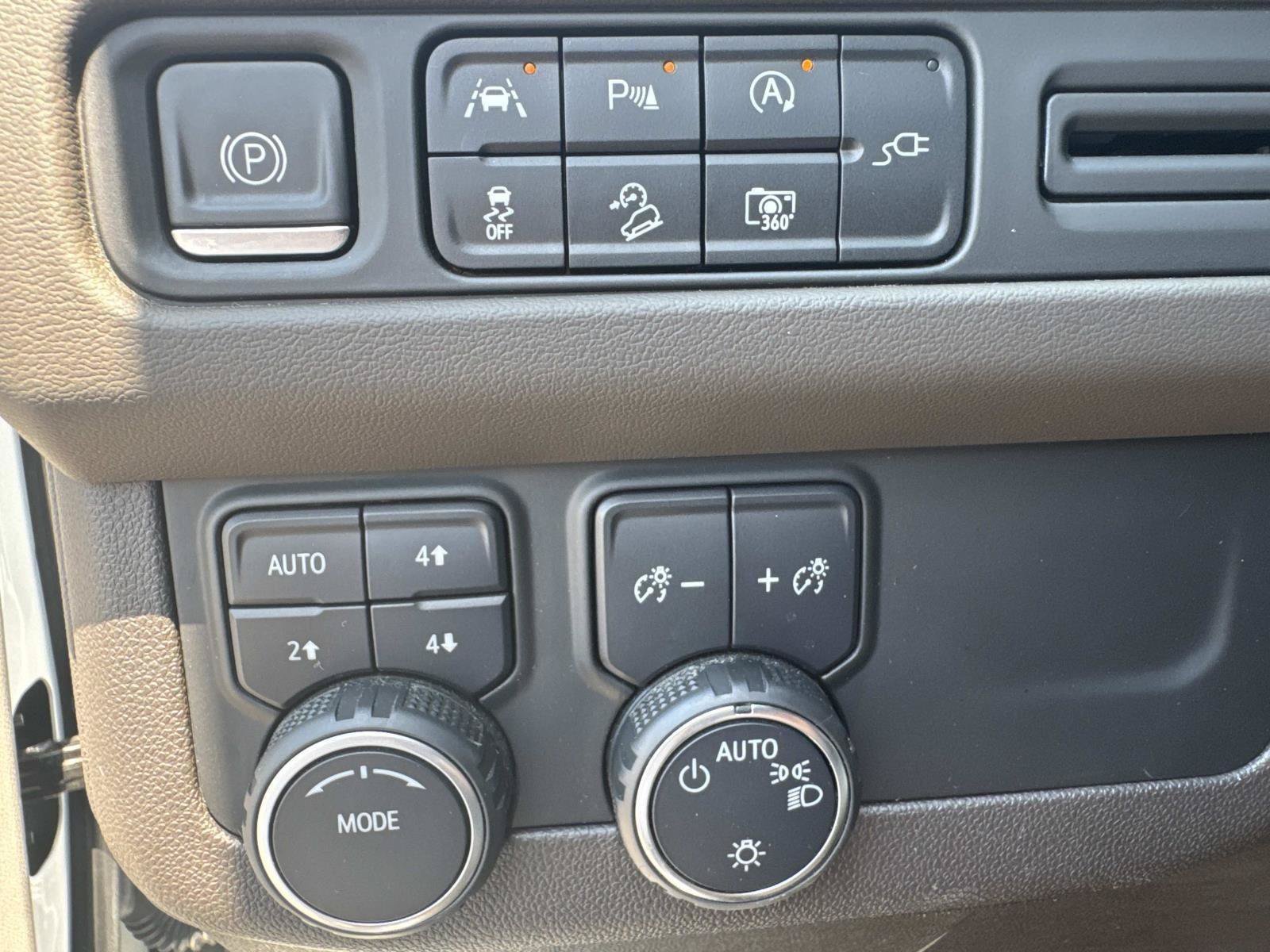 Used 2022 White Chevrolet Z71 image 20