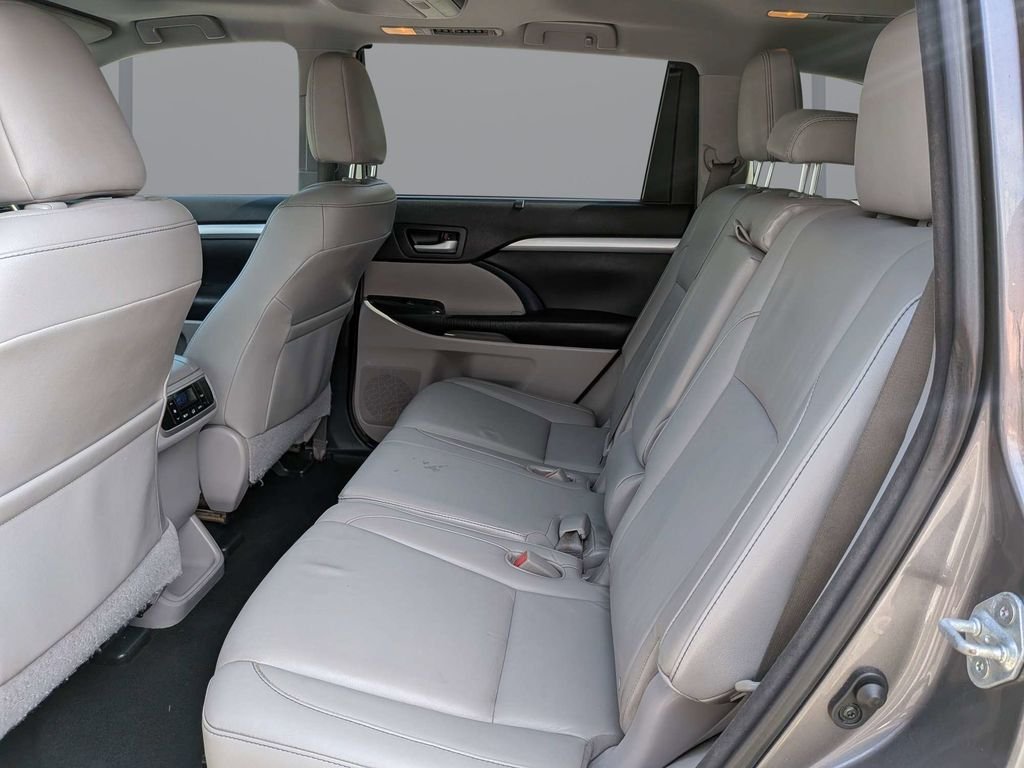 Used 2016 Gray Toyota XLE V6 image 13
