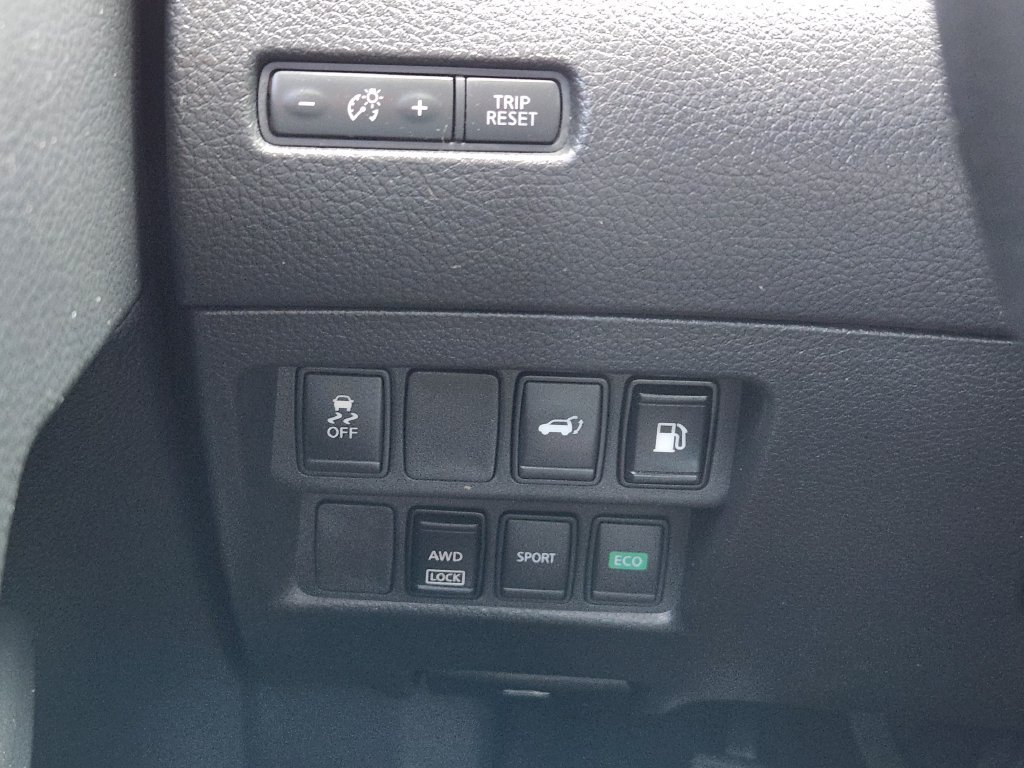 Used 2018 White Nissan SV image 18