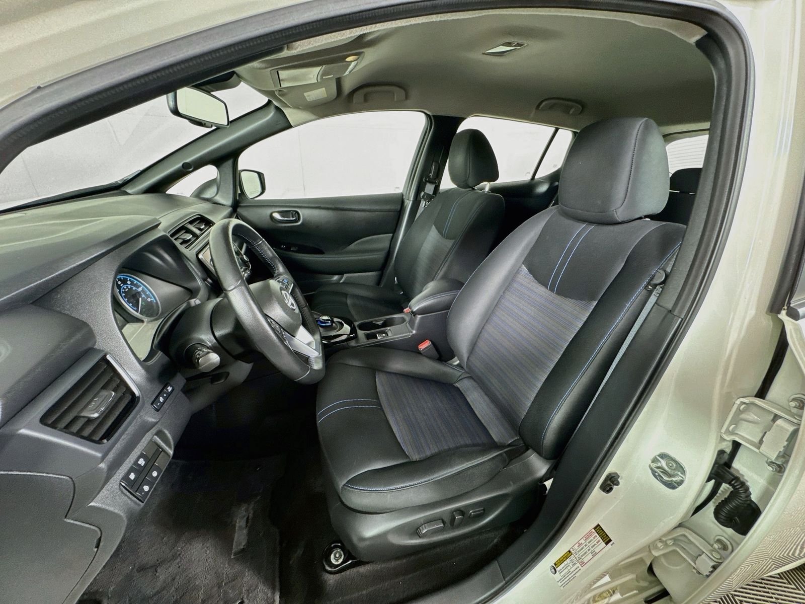 Used 2023 White Nissan SV Plus image 20