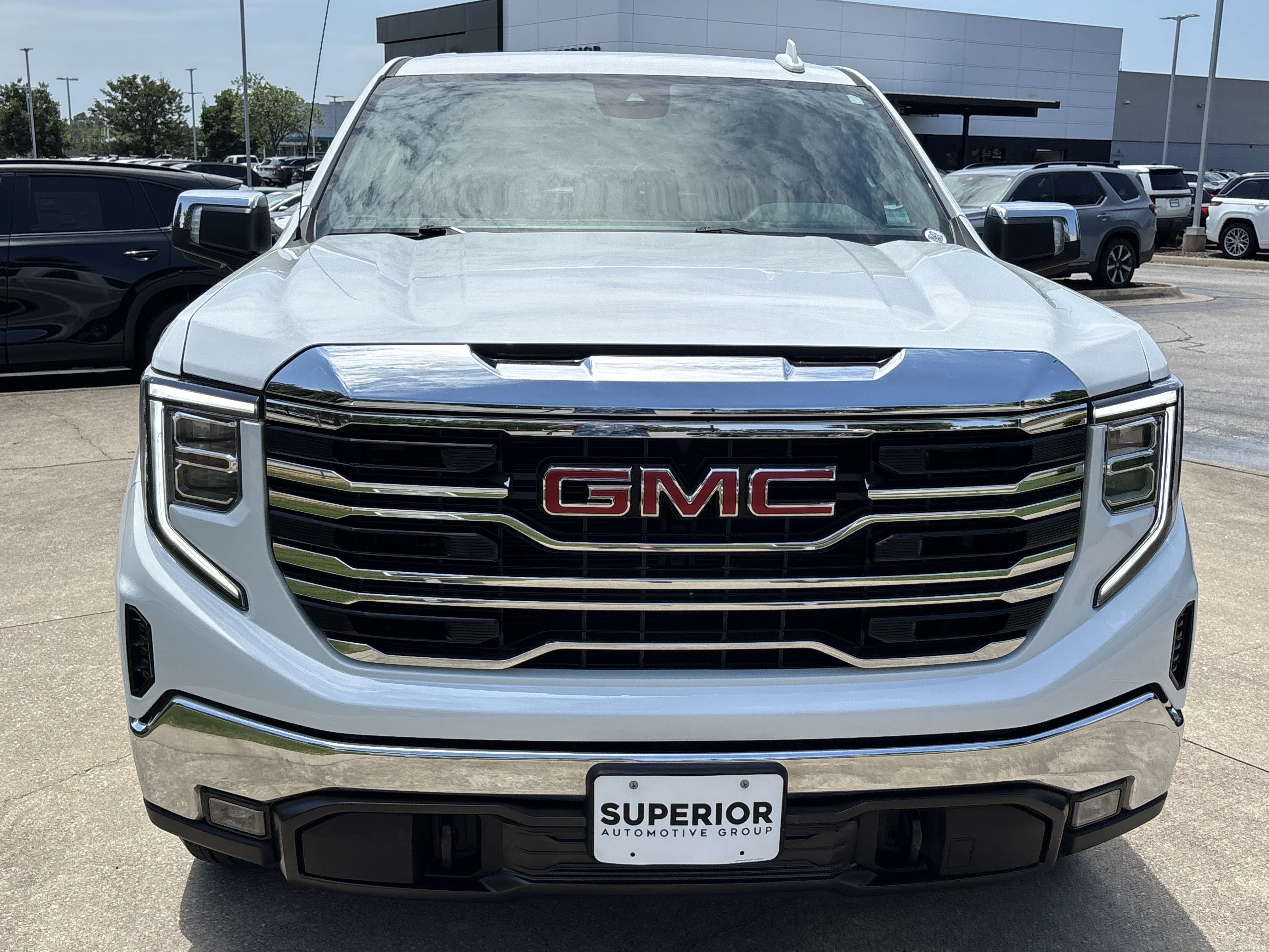 Used 2022 Summit White GMC SLT Crew Cab 4WD image 11
