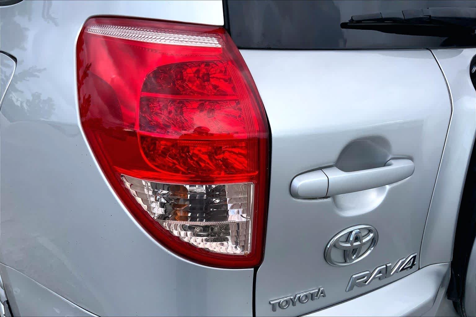 Used 2007 Classic Silver Metallic Toyota Limited image 26