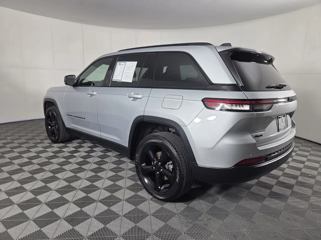 Used 2025 Silver Zynith Jeep Altitude image 9