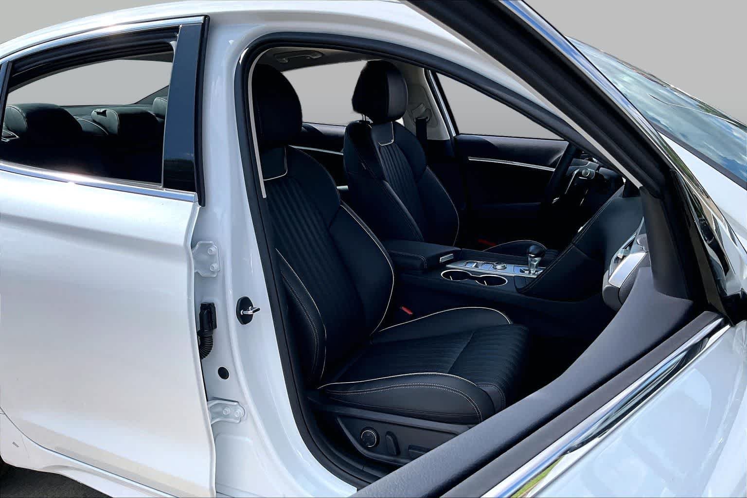 Certified Used 2026 Uyuni White Genesis 2.5T Prestige image 18