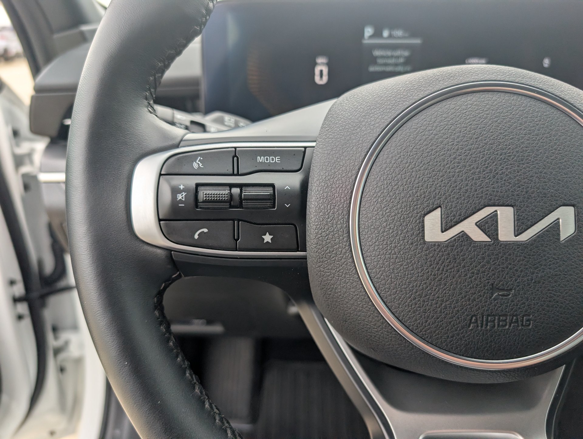Used 2025 White Kia GT-Line image 13