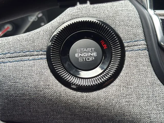 Used 2022 Silver Jeep Latitude image 13