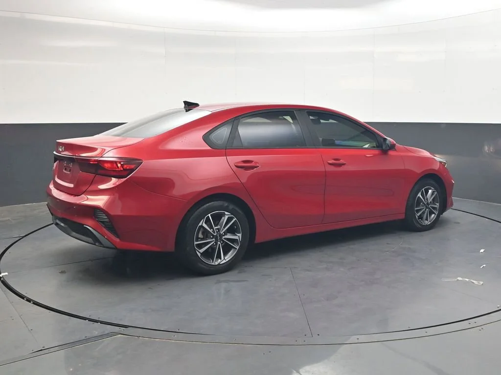Used 2023 Red Kia LXS image 4
