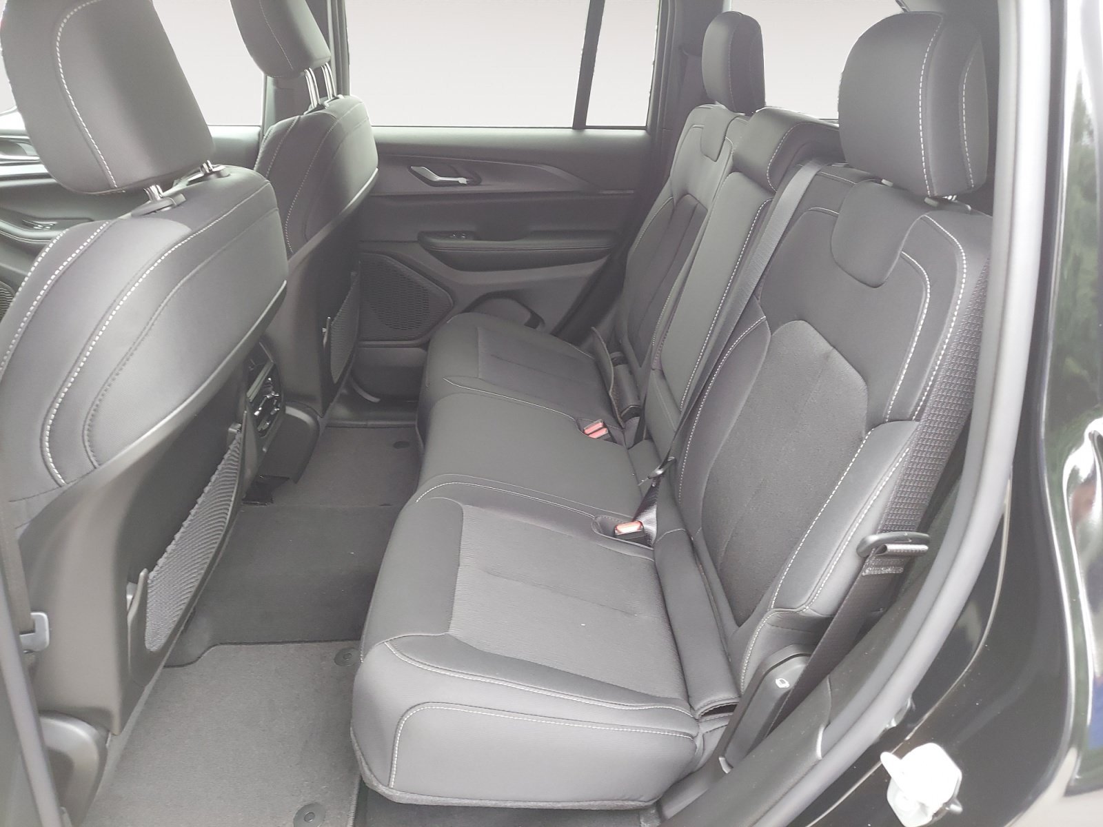 New 2026 Diamond Black Crystal Pearlcoat Jeep Laredo image 23
