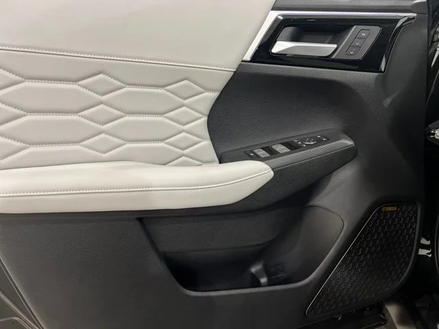 2025 Mitsubishi Outlander SEL Platinum Edition - Photo 10