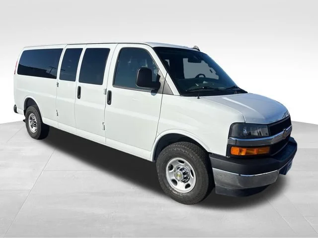 Used 2025 Summit White Chevrolet 1LT image 9