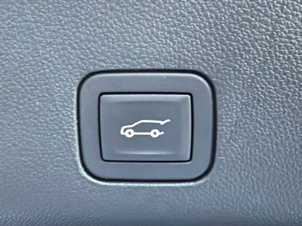 Used 2025 White GMC Elevation image 19