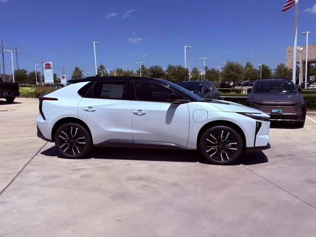 New 2026 Wind Chill Pearl with Midnight Black Metallic roof Toyota Limited image 4