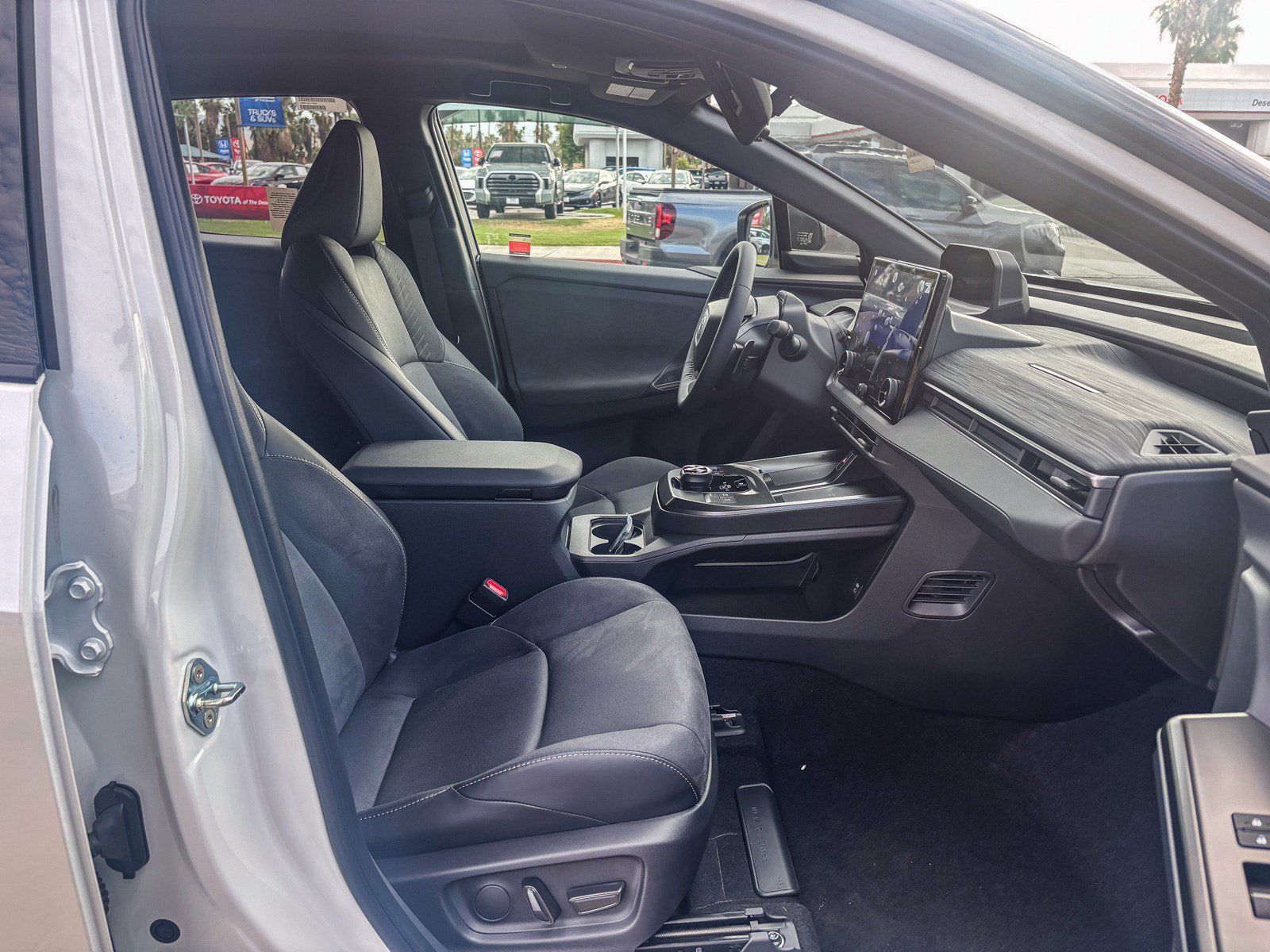 New 2026 Wind Chill Pearl with Midnight Black Metallic roof <sup>1</sup> Toyota  XSE image 18