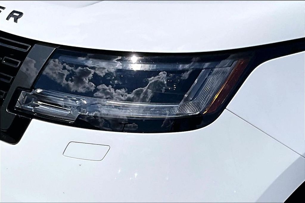 Used 2023 White Land Rover SE image 30