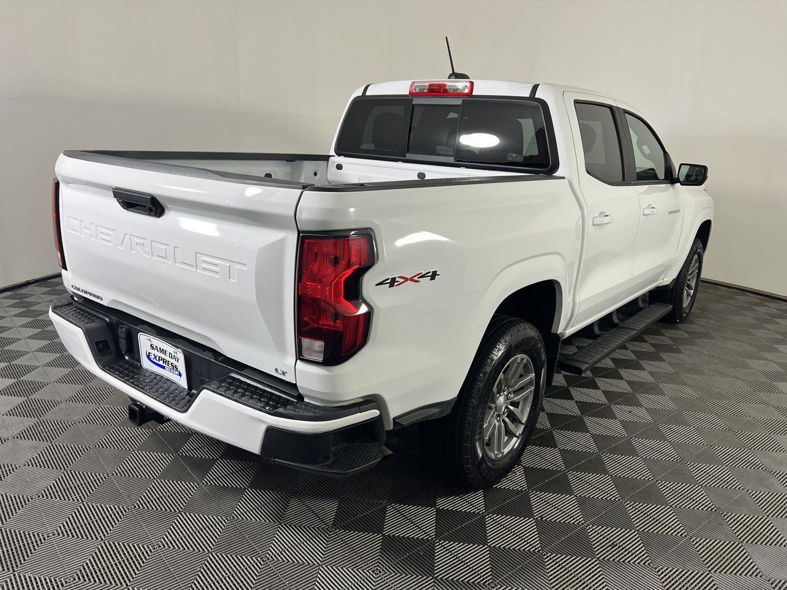Used 2024 Summit White Chevrolet 4WD LT image 22