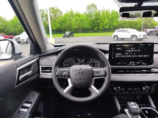 New 2026 White Mitsubishi SE image 15