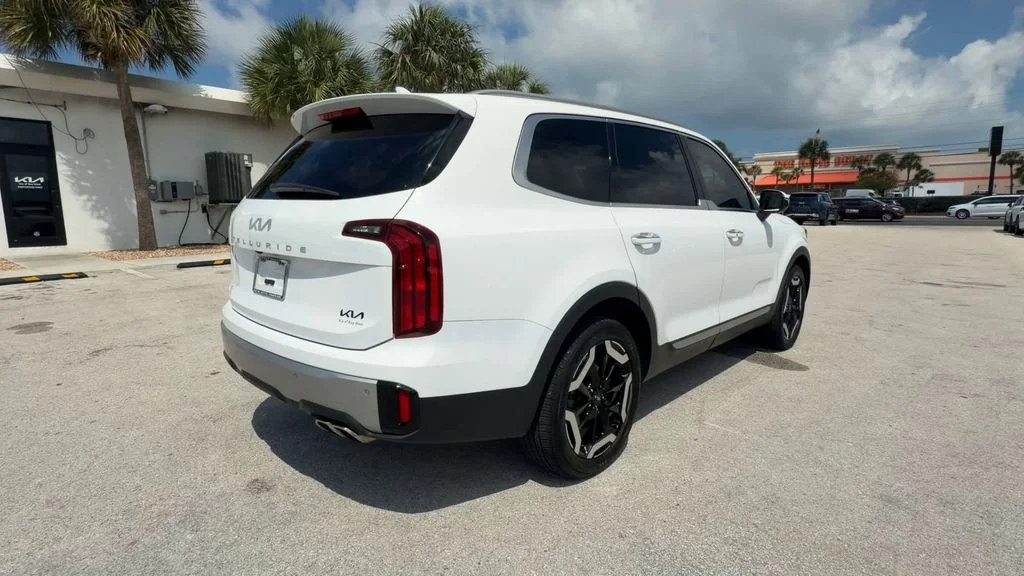 Used 2024 White Kia S image 8