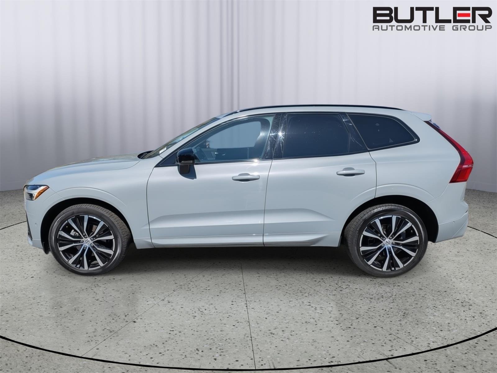 Used 2024 Vapour Grey Metallic Volvo Plus Dark Theme image 5