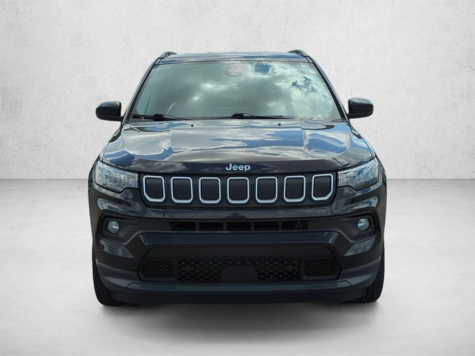 Used 2022 Diamond Black Crystal Pearlcoat Jeep Latitude image 2