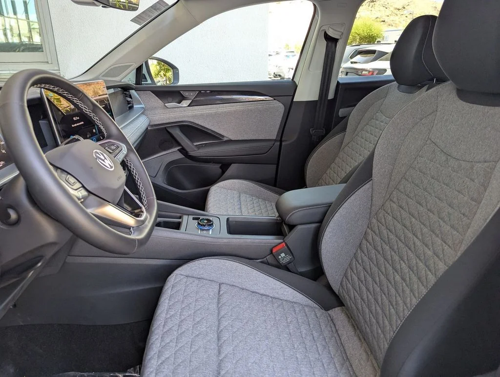 2025 Volkswagen Tiguan SE - Photo 14