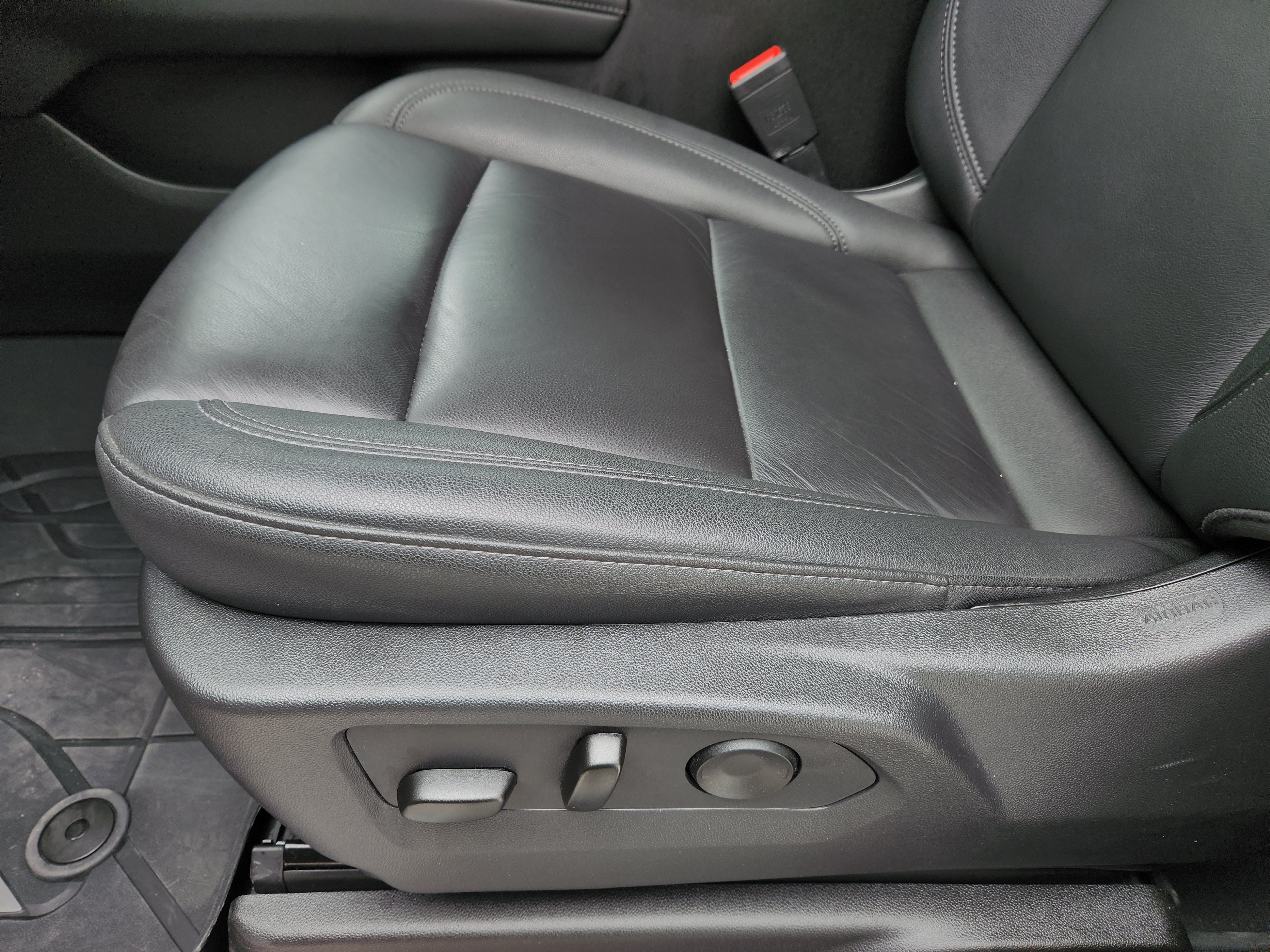 Used 2025 Summit White Chevrolet LT image 27