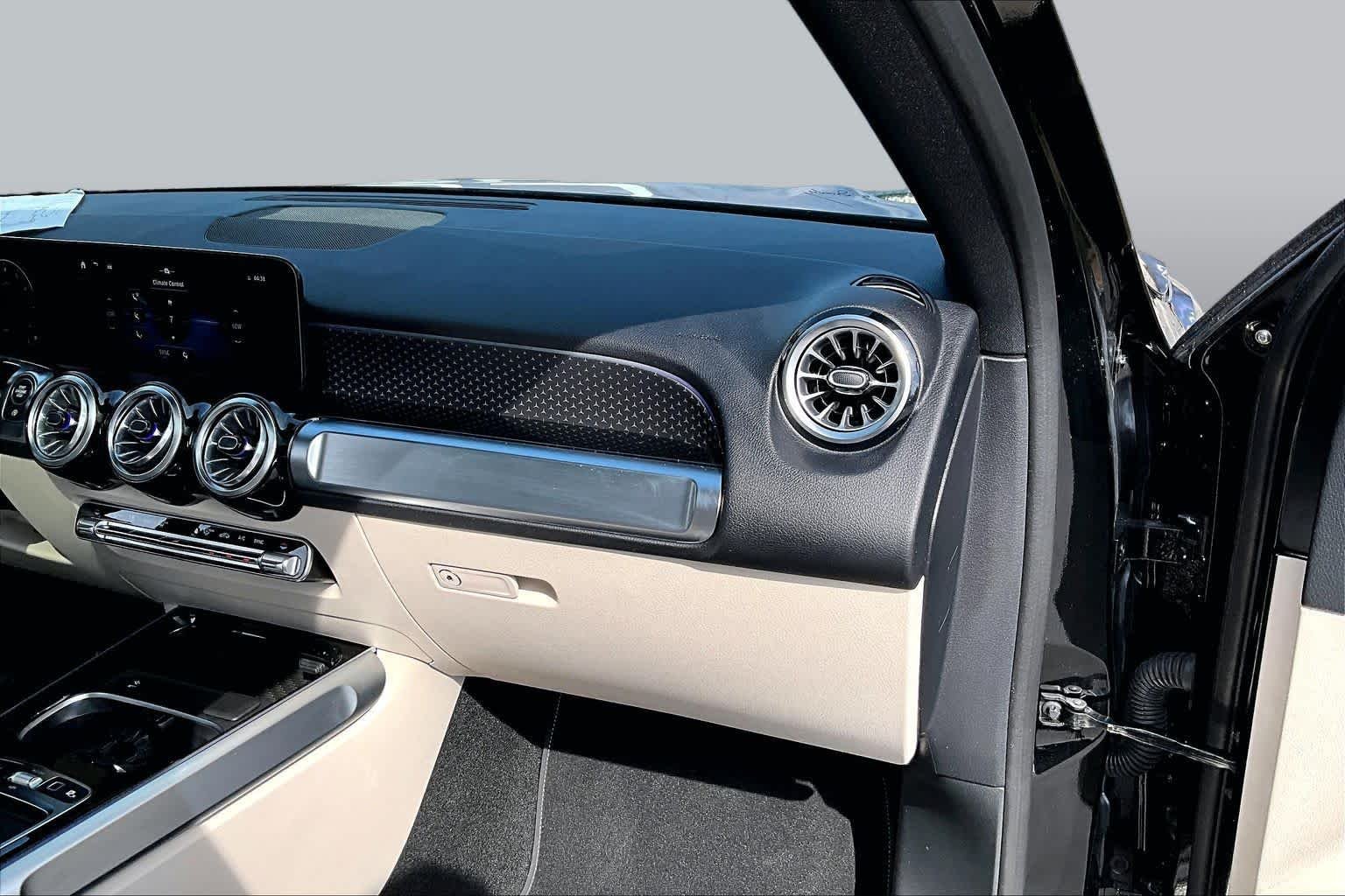Used 2026 Night Black Mercedes-Benz GLB 250 image 19