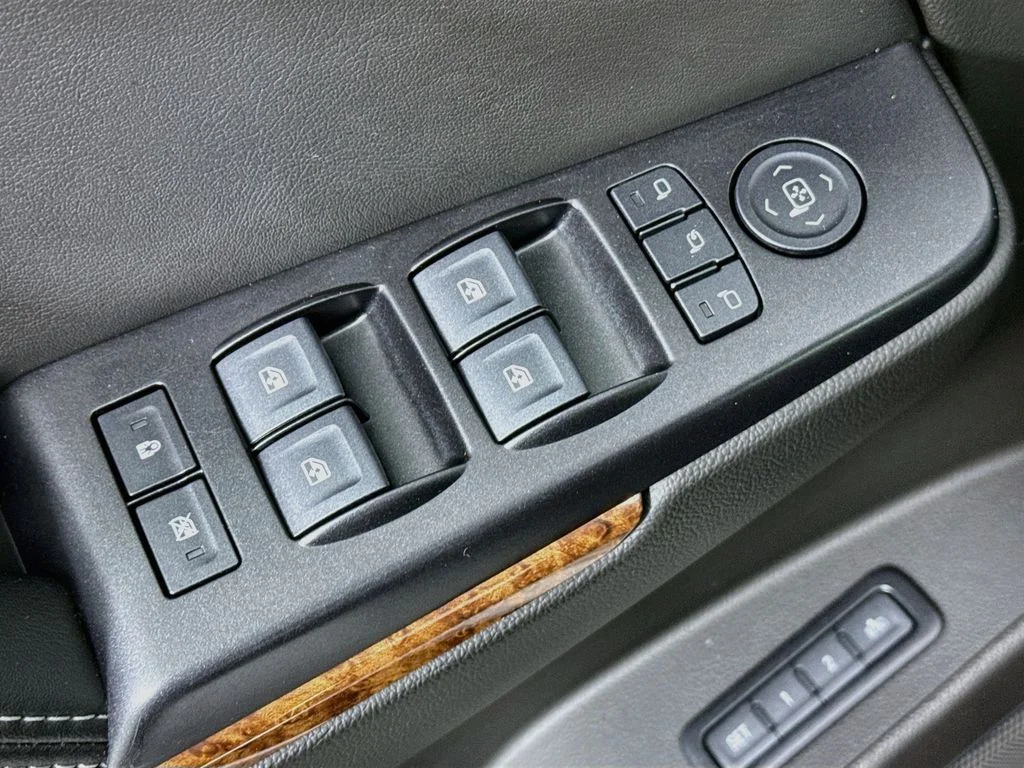 Used 2018 Silver Ice Metallic Chevrolet Premier image 19