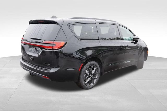 New 2026 Diamond Black Crystal Pearl-Coat Exterior Paint Chrysler Limited image 3