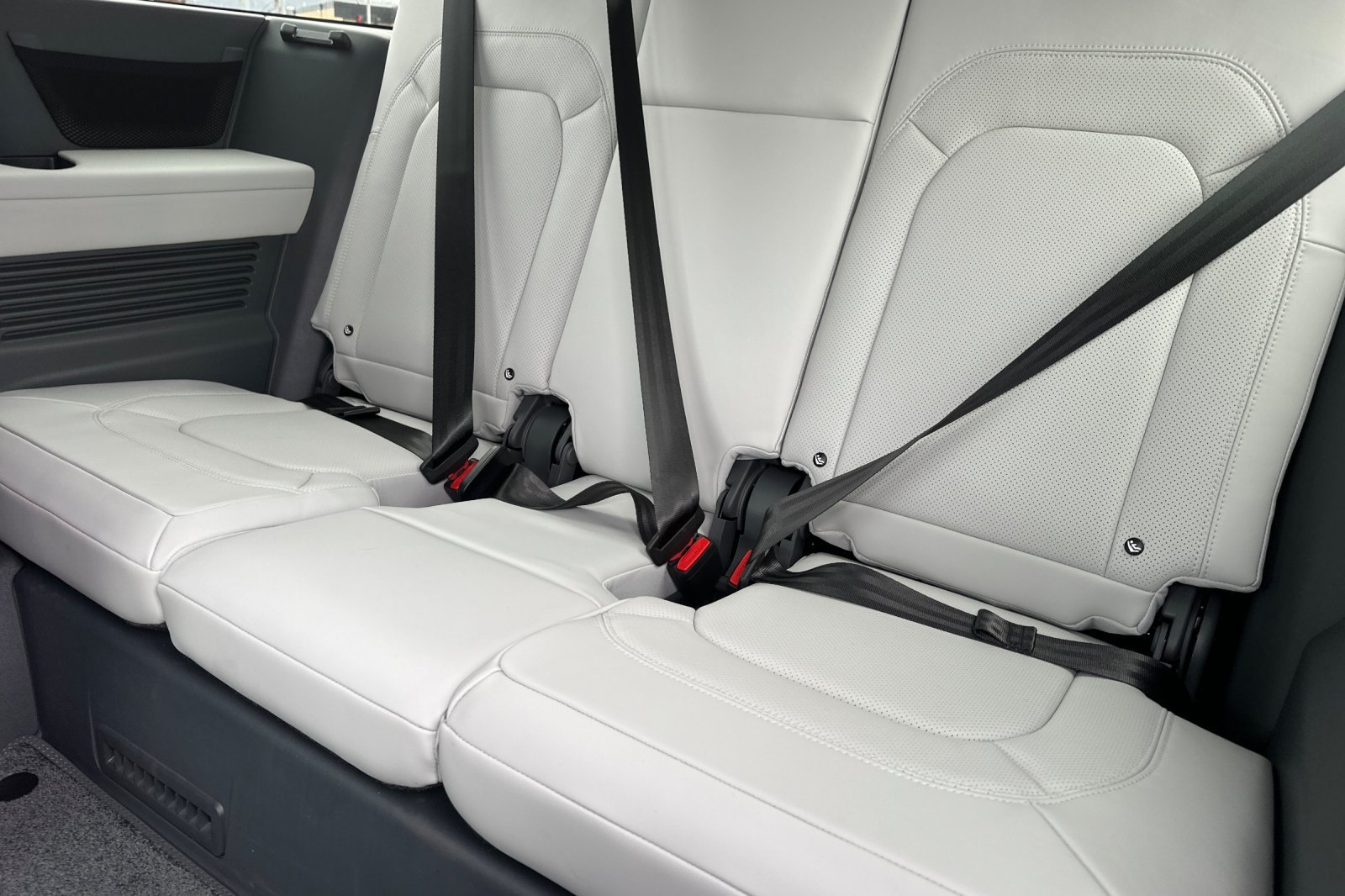 Used 2025  Land Rover S image 15