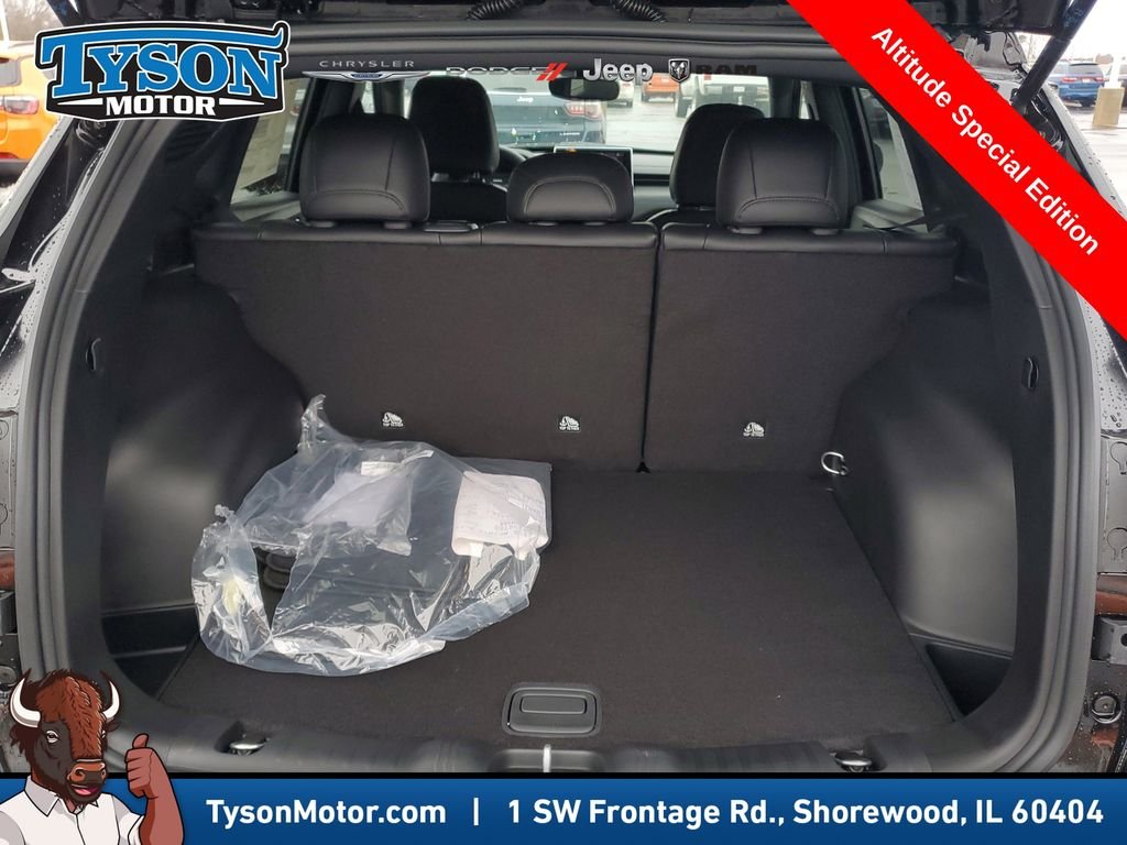 New 2026 Diamond Black Crystal Pearlcoat Jeep Latitude image 6
