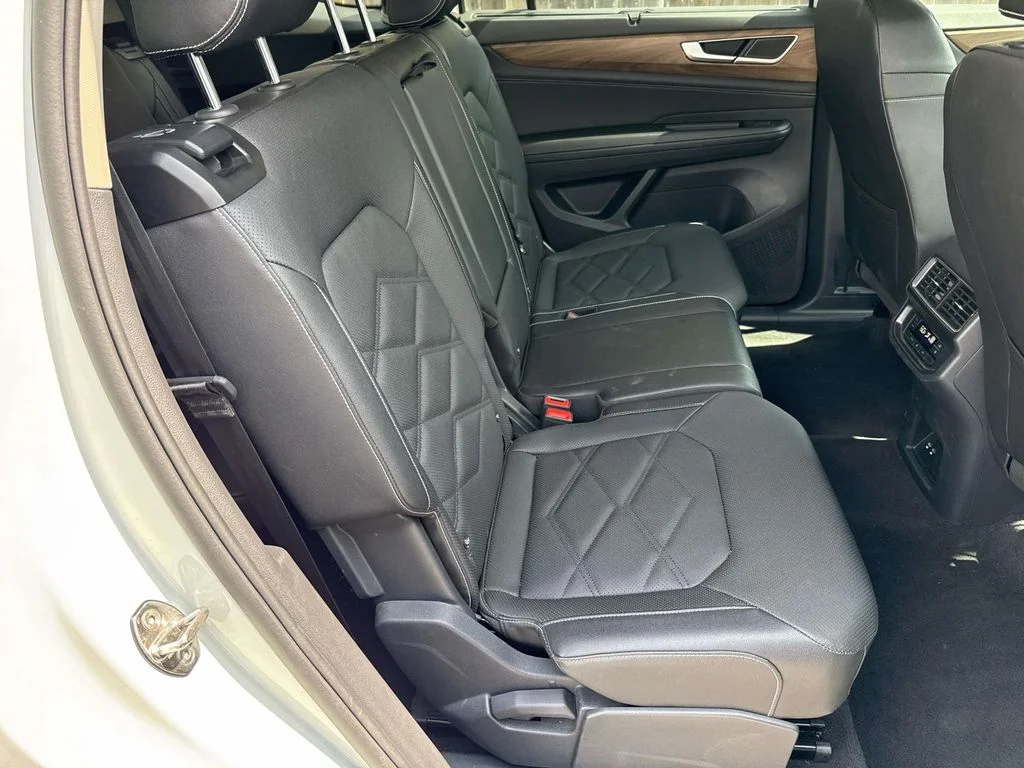Used 2025  Volkswagen 2.0T SE w/Technology image 9