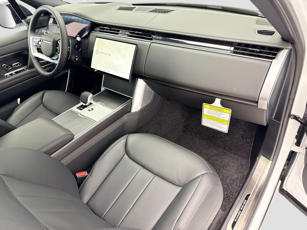New 2026 Ostuni Pearl White LAND ROVER SE LWB 7-Seats / V8 image 17