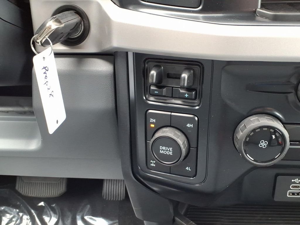 New 2027 Oxford White Ford F-250® XLT image 14