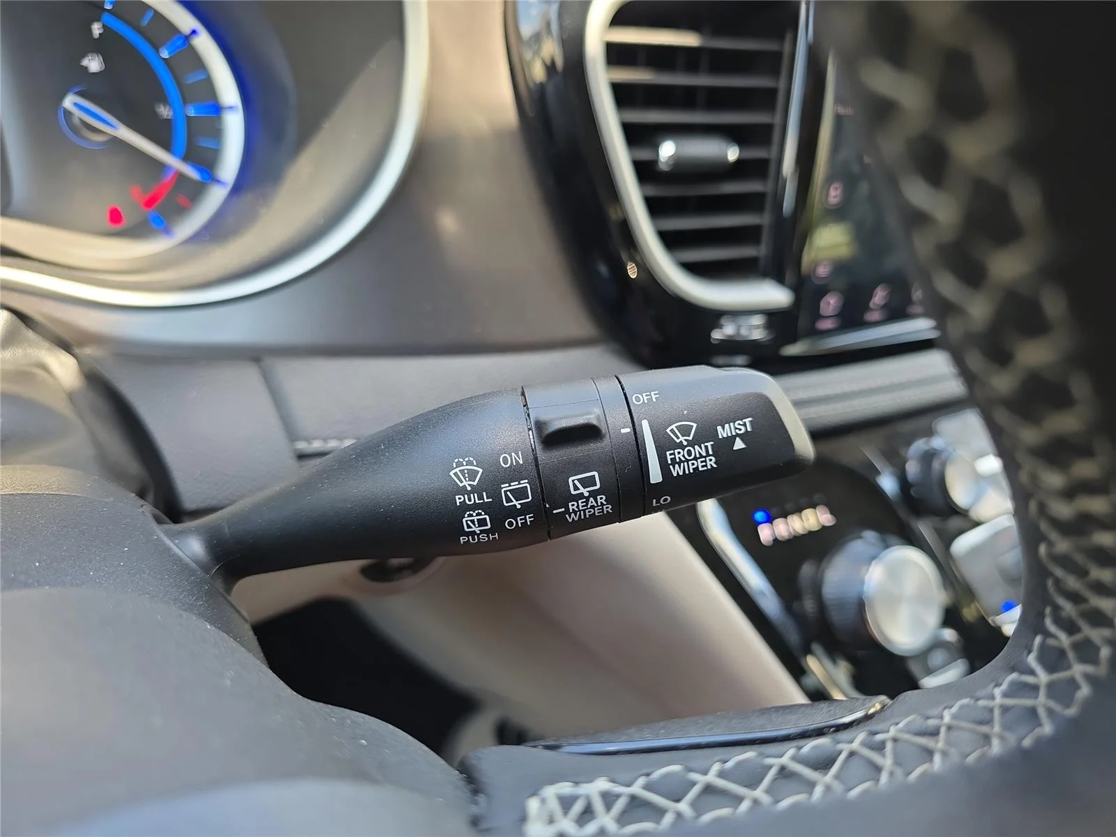 Used 2024 Black Chrysler Hybrid Select image 30