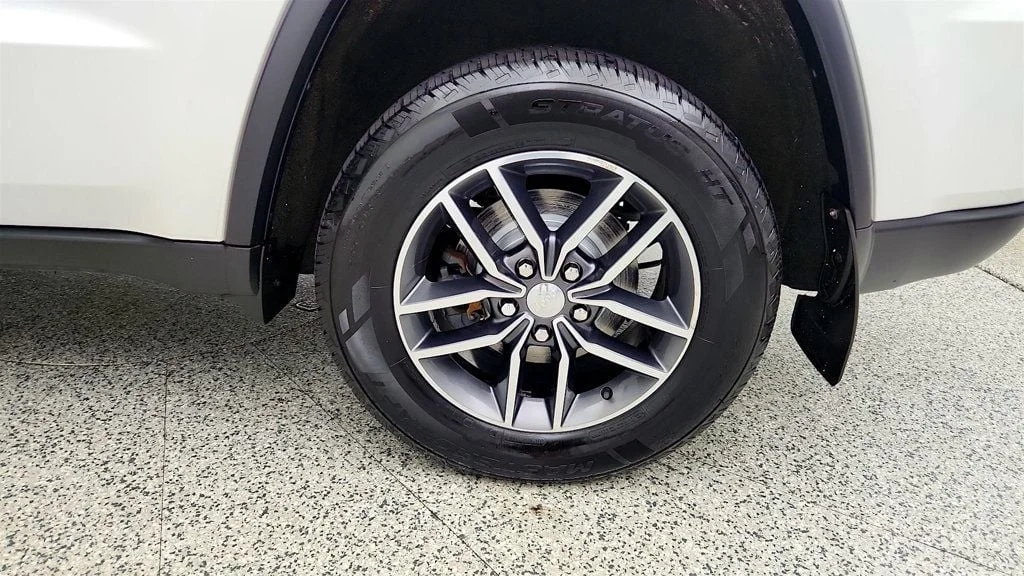 Used 2018 Bright White Clearcoat Jeep Limited 4x4 w/ Power Sunroof & Uconnect 4C Nav image 9