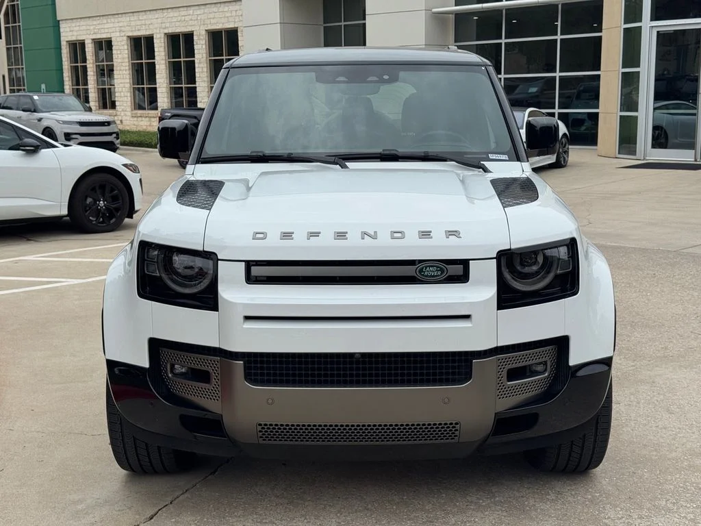 Certified Used 2025 White Land Rover X-Dynamic SE image 3