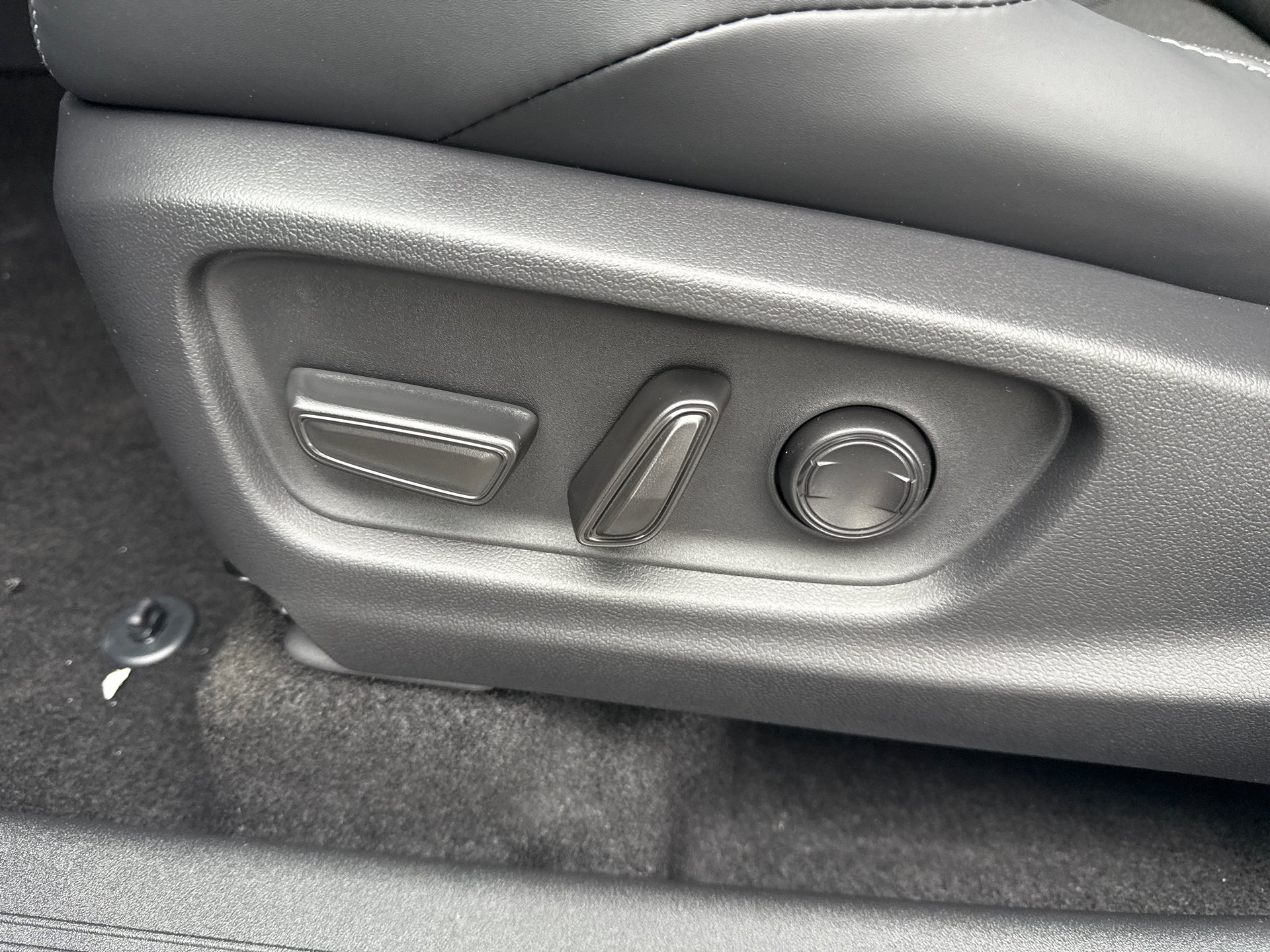 New 2026 Wind Chill Pearl <sup>1</sup> Toyota  SE image 24