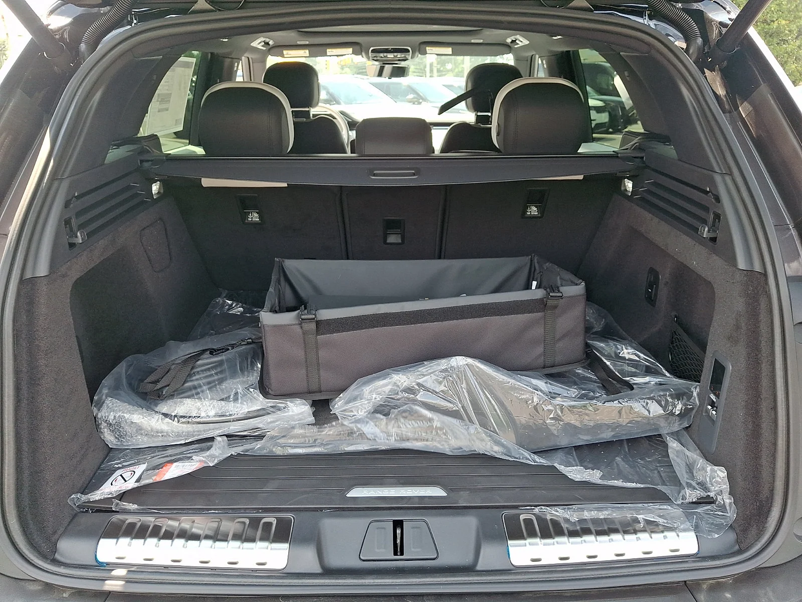 New 2026 Charente Grey Premium Metallic - 1DN Land Rover Dynamic SE image 17