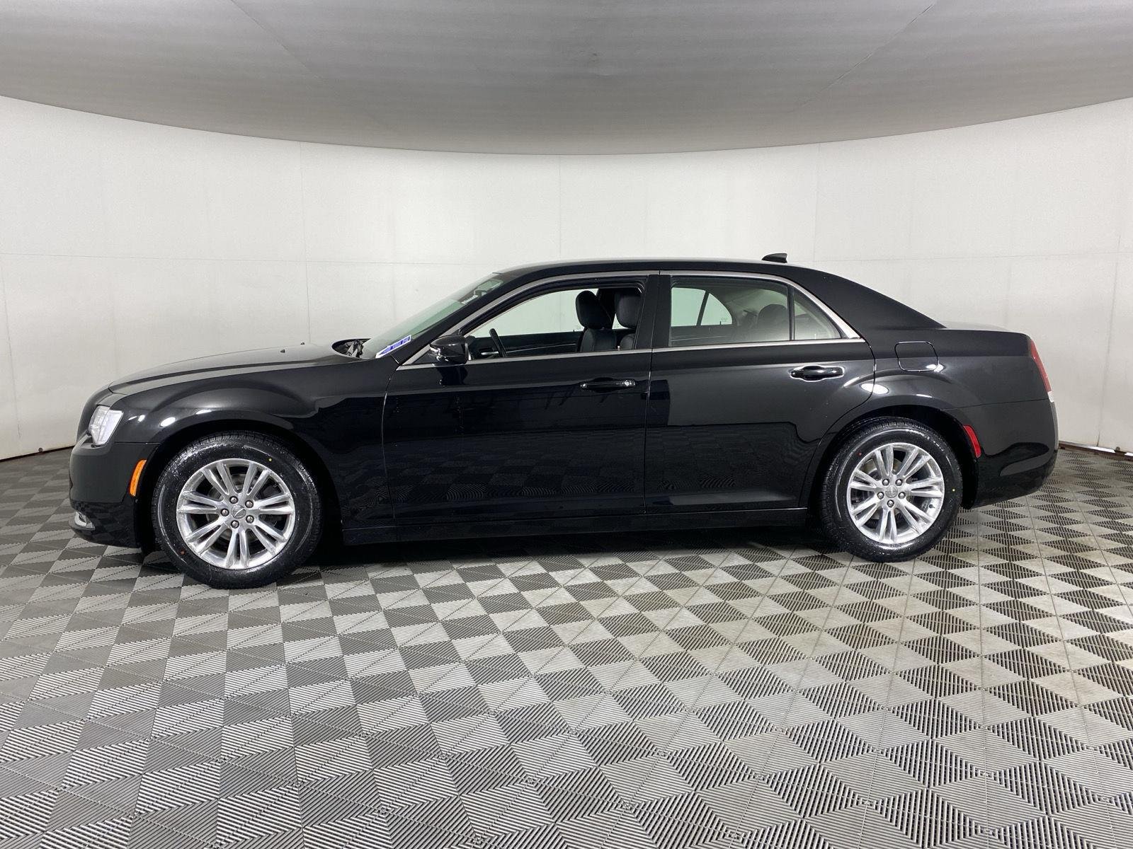 Used 2019 Gloss Black Chrysler Touring image 7