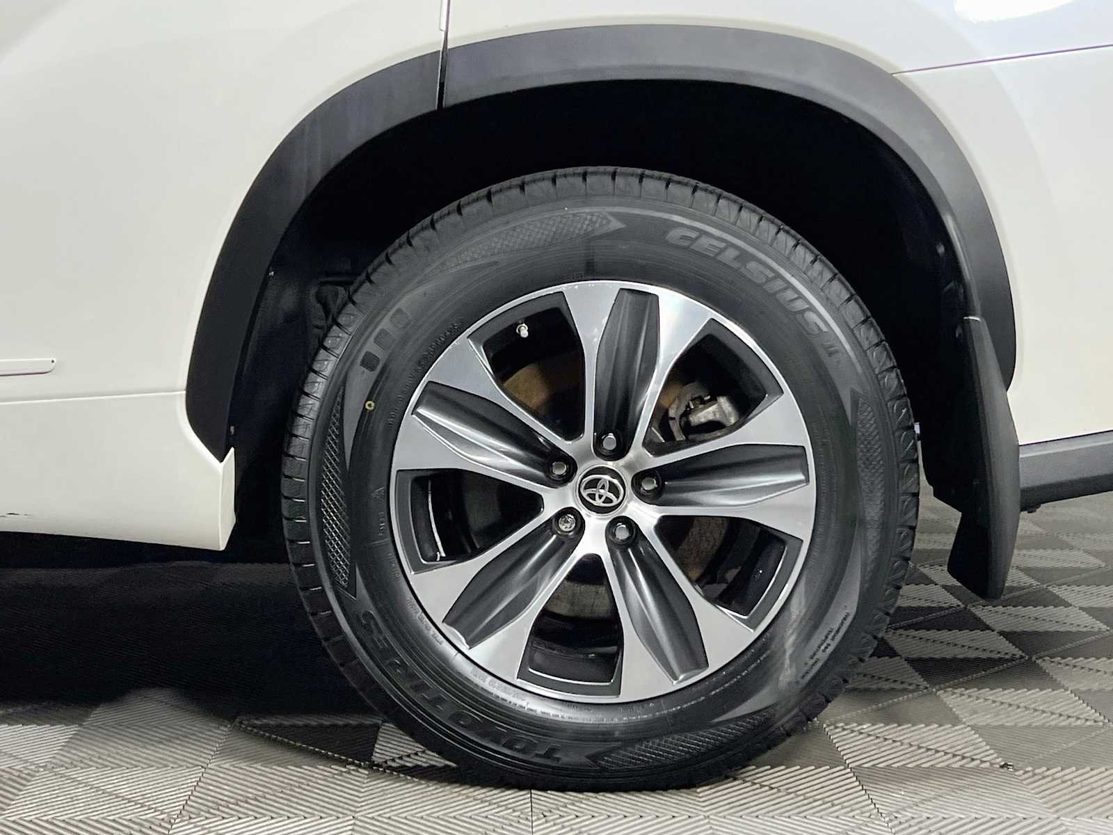 Used 2021 Blizzard Pearl Toyota XLE image 33