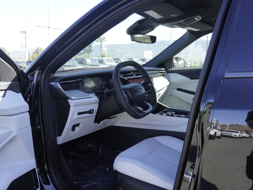 New 2026 Diamond Black Crystal Pearl-Coat Exterior Paint Jeep Limited image 24