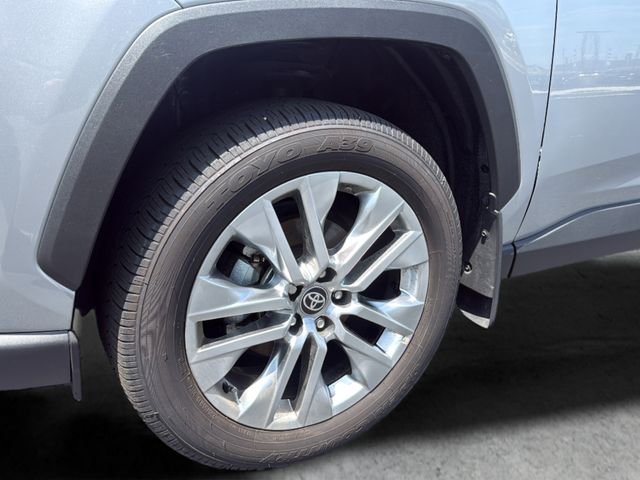 Used 2025 Silver Toyota XLE Premium image 30