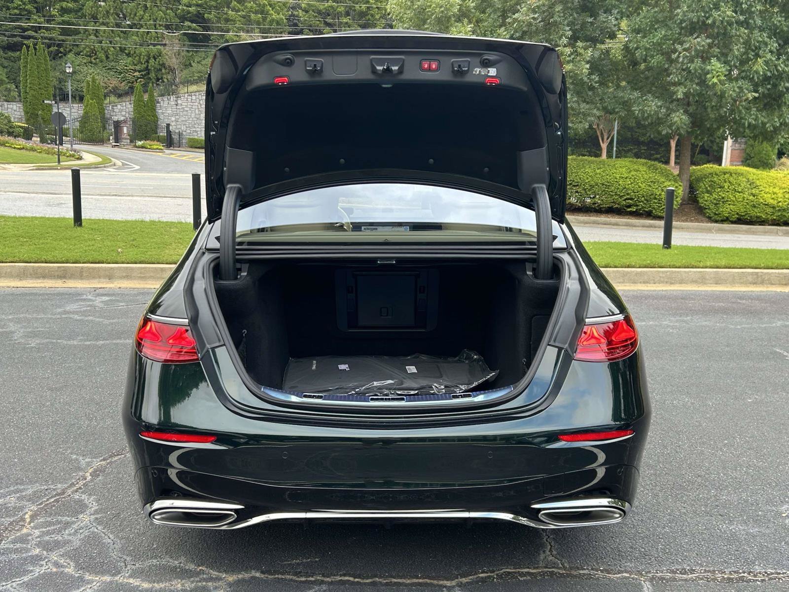 New 2027 Emerald Green Metallic Mercedes-Benz S 580 4MATIC® Sedan image 8