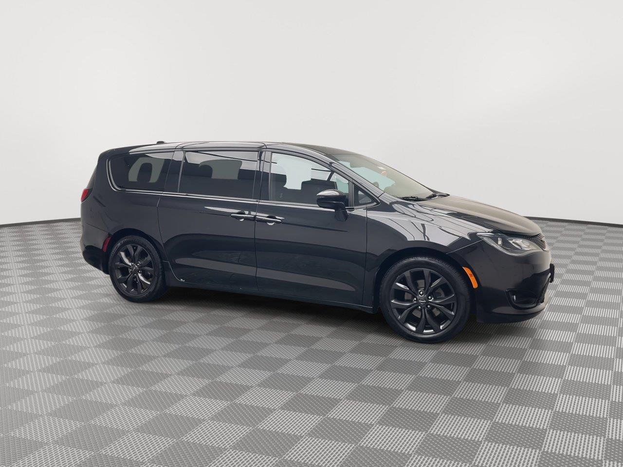 Used 2018 Brilliant Black Crystal Pearlcoat Chrysler Touring Plus image 41