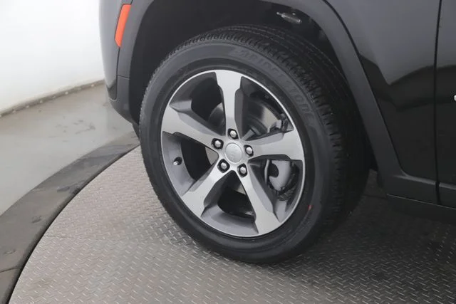 New 2026 Diamond Black Crystal Pearl-Coat Exterior Paint Jeep Limited image 13