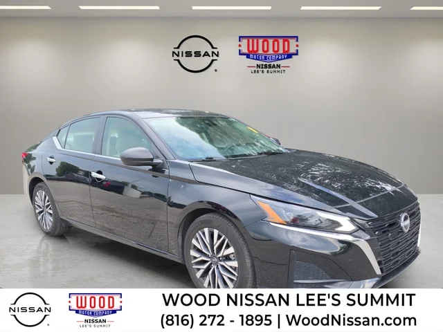 Used 2025 Super Black Clearcoat Nissan 2.5 SV image 1