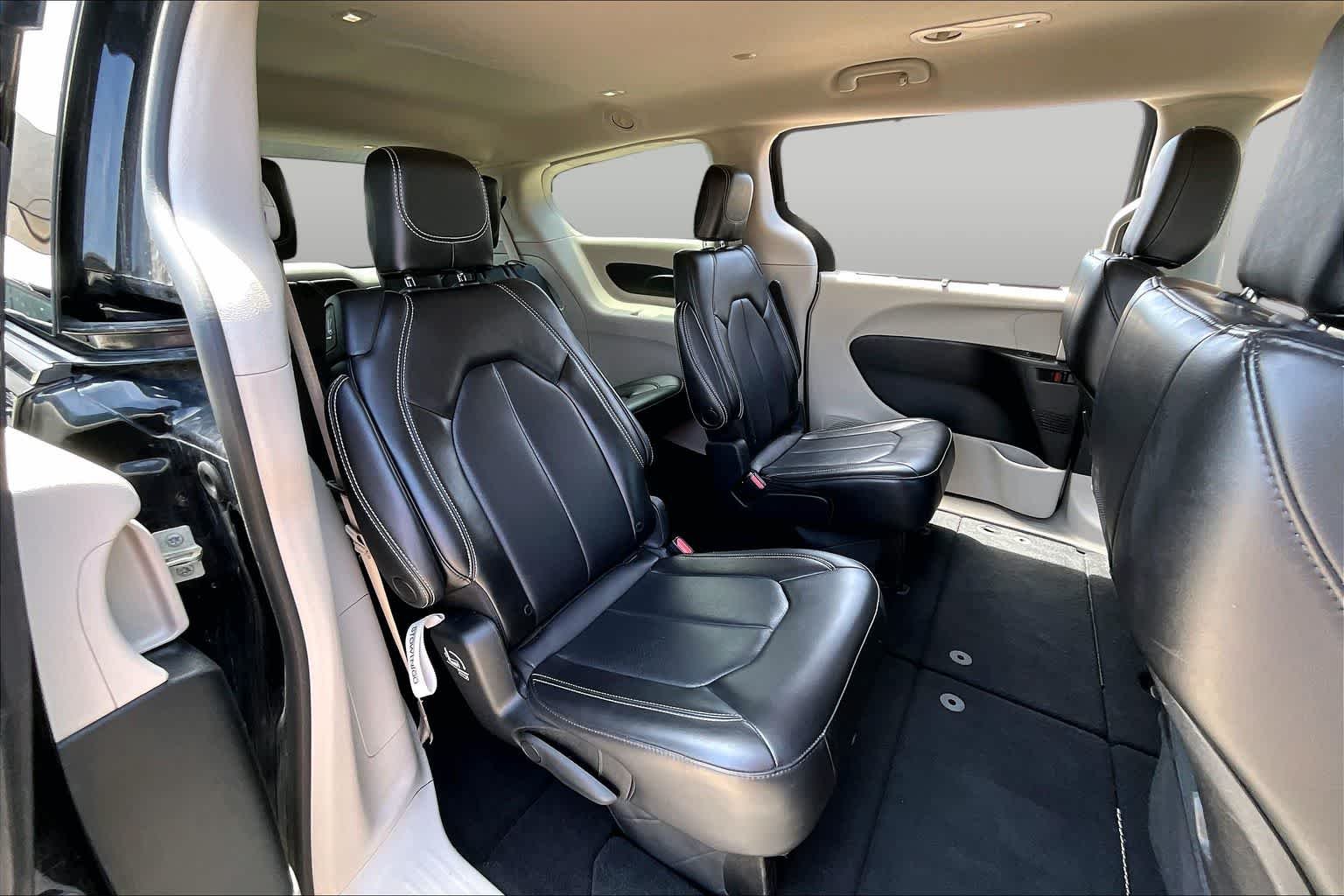 Used 2023 Brilliant Black Crystal Pearlcoat Chrysler Touring L image 19