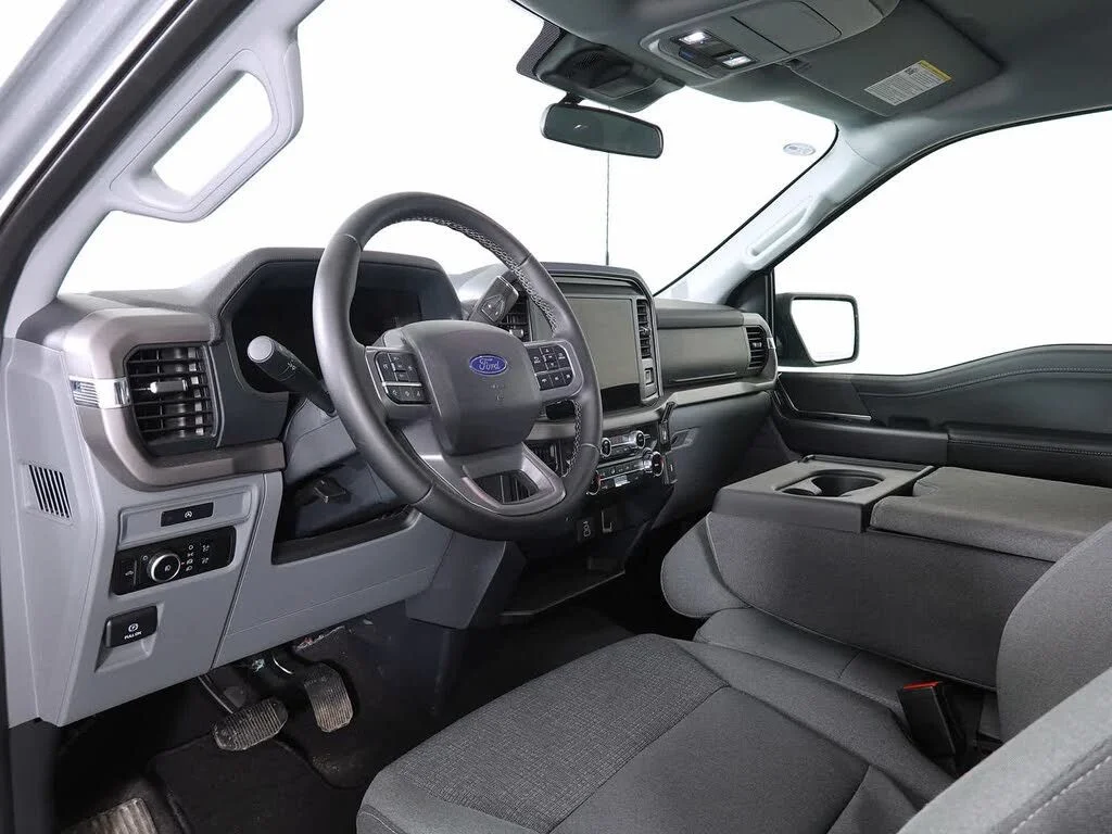 Used 2025 Silver Ford XLT image 9