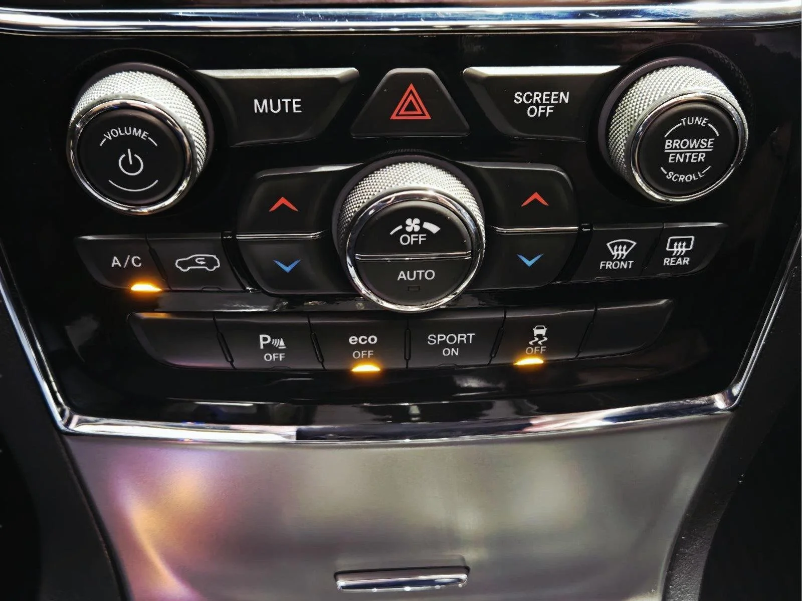 Used 2019 Diamond Black Crystal Pearlcoat Jeep Overland image 42